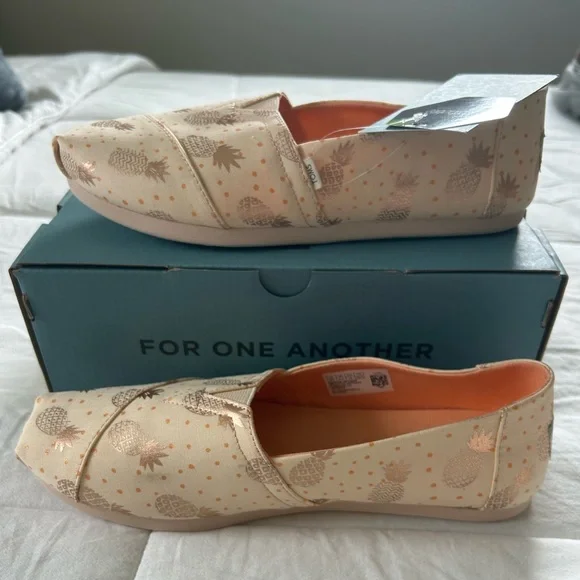 NWB - TOMS - Rose Gold Pineapple Print - 8.5 - Picture 2 of 8